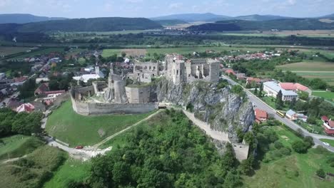 Toma-Aérea-Del-Castillo-De-Beckov-O-Ruina-En-Eslovaquia