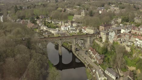 Drohnenaufnahme-Eines-Zuges,-Der-Eine-Brücke-überquert