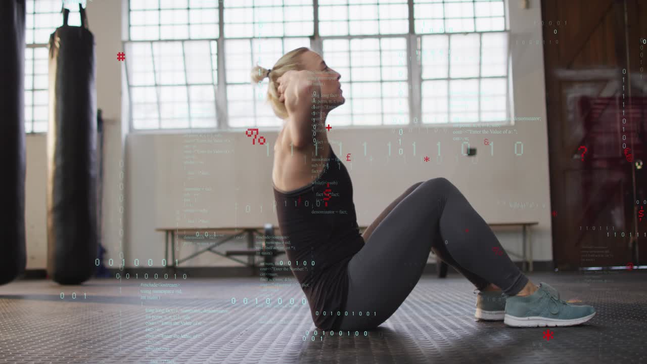 Mujer haciendo abdominales en el gimnasio, comenzando sentada e inclinándose hacia atrás, superposiciones que muestran el desarrollo de la fuerza en el torso