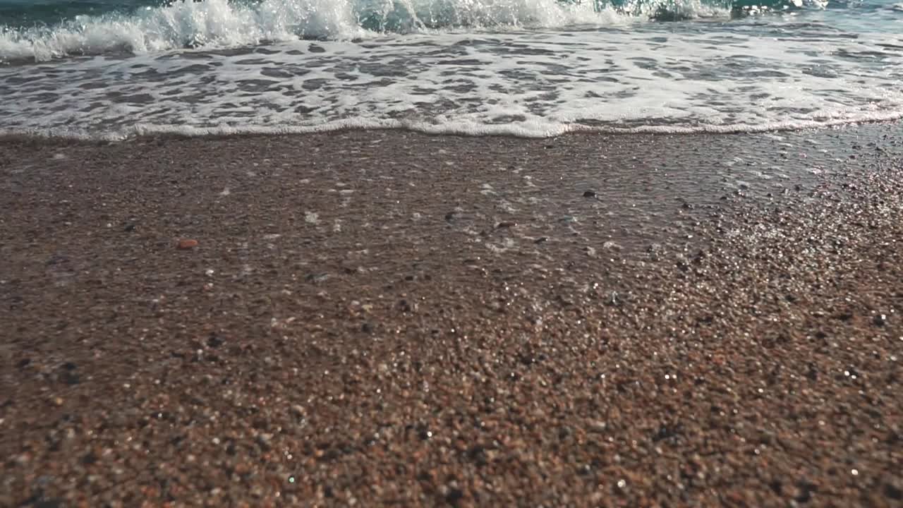 모래 해변에 있는 바다의 파도