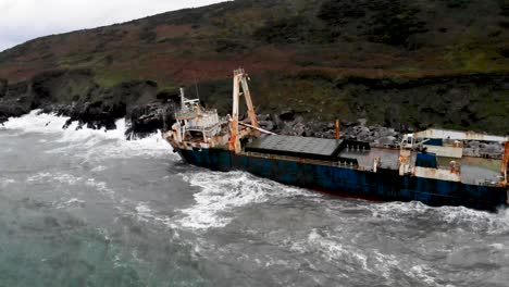 Naufragio-En-Una-Bahía,-Barco-Fantasma-Abandonado