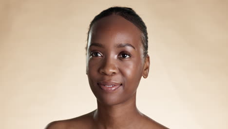mujer negra, rostro y pincel de maquillaje para la belleza