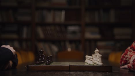 juego de ajedrez en una biblioteca