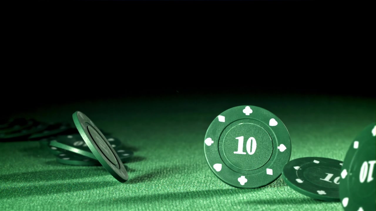 Fiches da poker verdi che cadono e atterrano su un tavolo da casinò