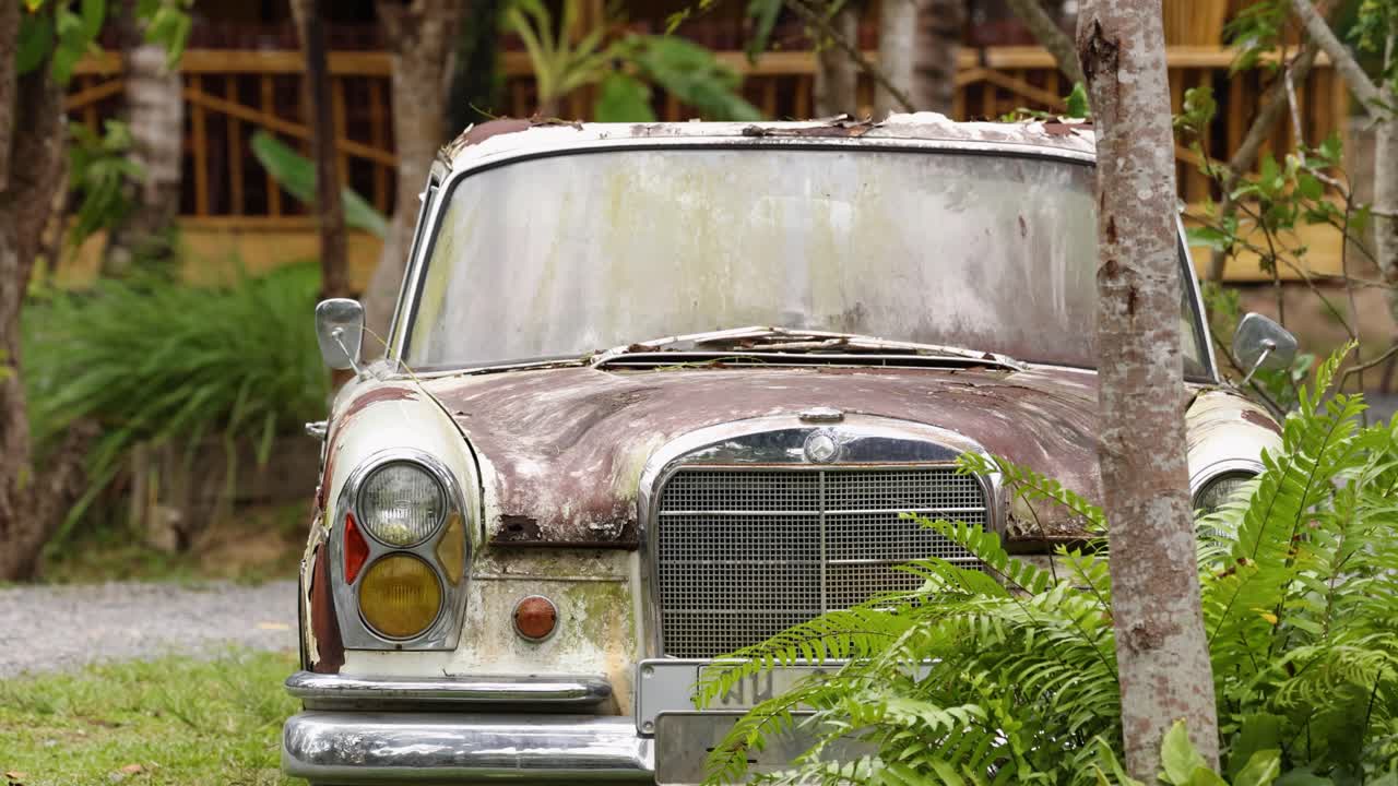 정원에서 오래된 녹은 메르세데스 벤츠 자동차