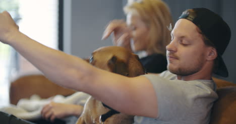 hombre divirtiéndose con perro en casa 5