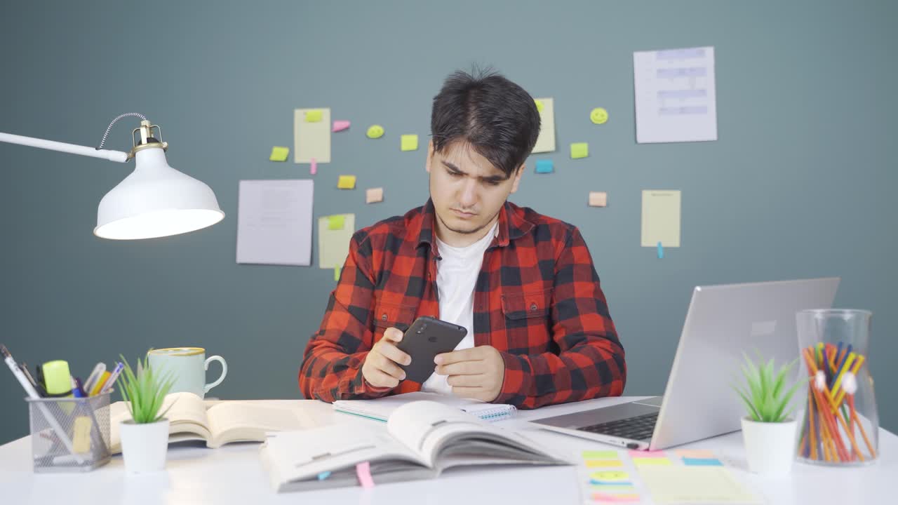 estudiante masculino abandonado.