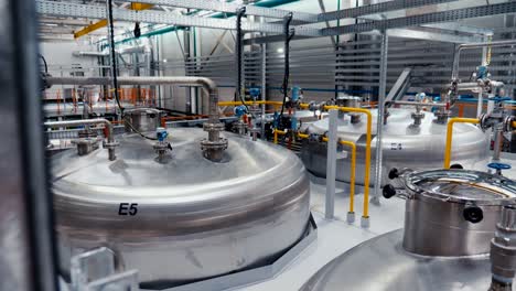 enormes tanques de producción de fertilizantes que se producen en la planta