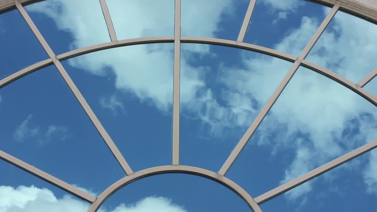 유리에 반사된 구름