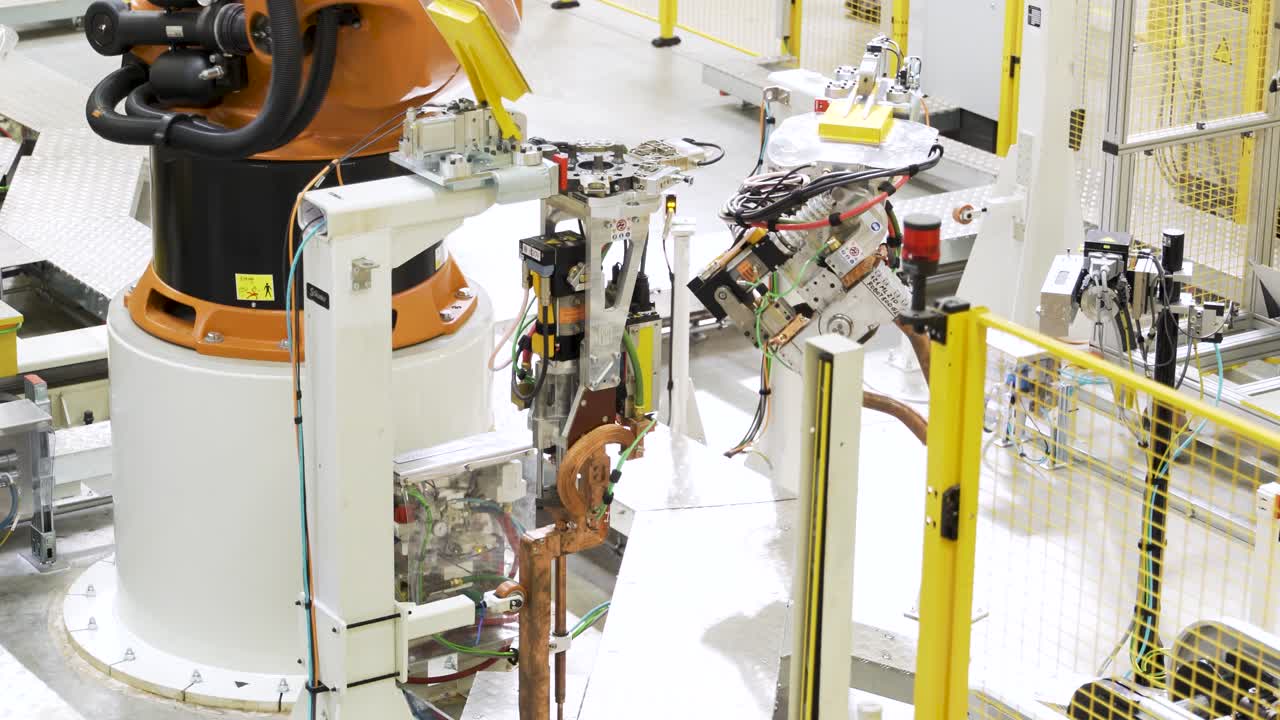 공장에서 산업용 로 용접