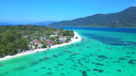 los barcos de cola larga de la playa en el agua turquesa