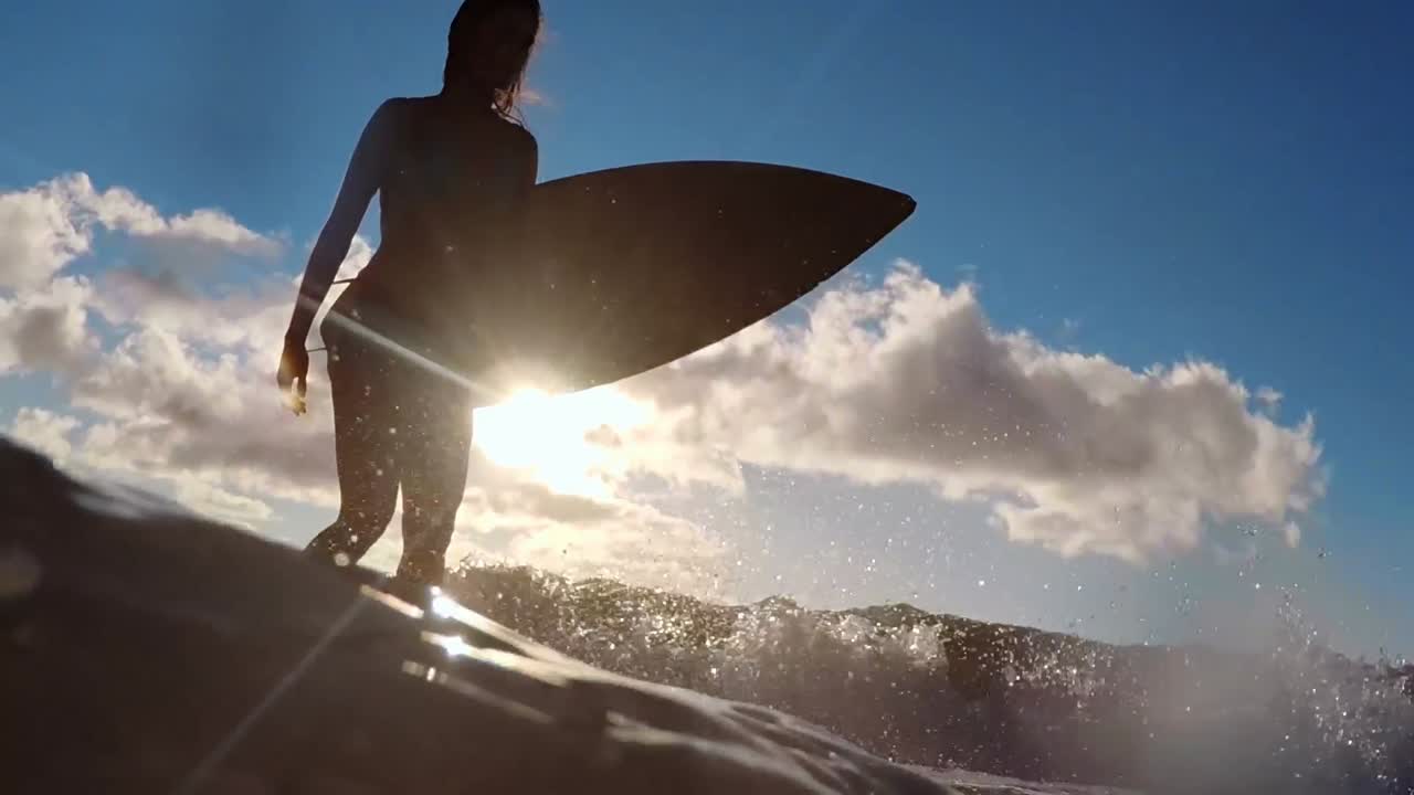 Donna che cammina con la tavola da surf