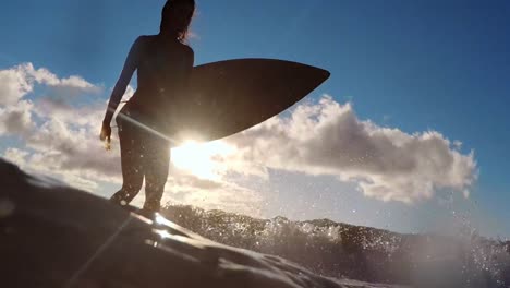 Mujer-Caminando-Con-Tabla-De-Surf