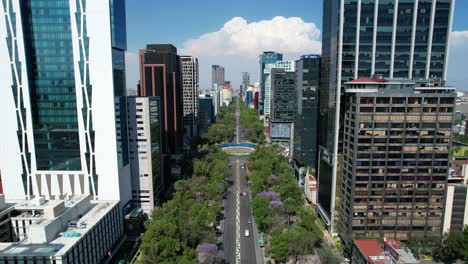 Drohnenaufnahme-In-Umgekehrter-Richtung-Zur-Paseo-De-La-Reforma-Avenue-In-Mexiko-Stadt-Während-Der-Mittagszeit