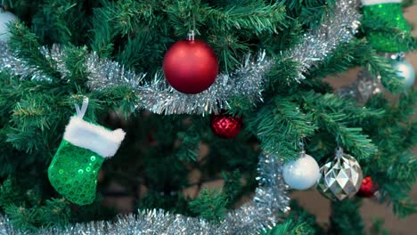 un primer plano de un árbol de navidad tradicionalmente decorado en los estados unidos de américa