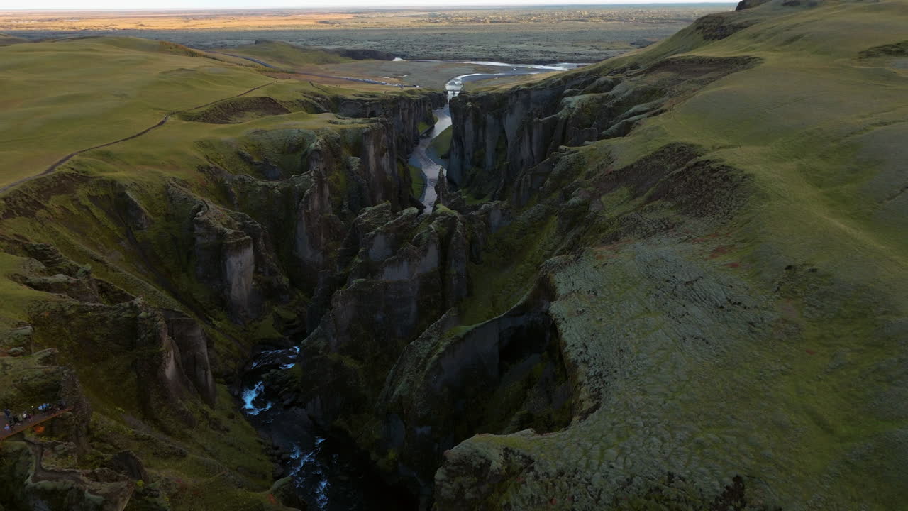 el río fjadra fluye a través del cañón de fjadrargljufur en el sur de islandia al atardecer