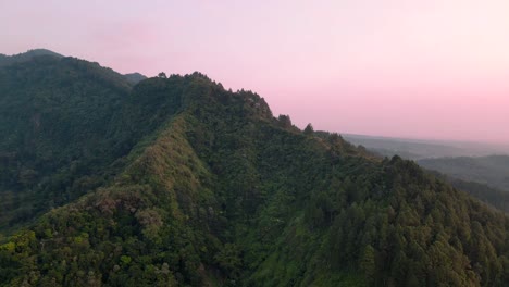 Hermoso-Amanecer-Rosa-Sobre-Las-Montañas-De-Java-Central,-Indonesia