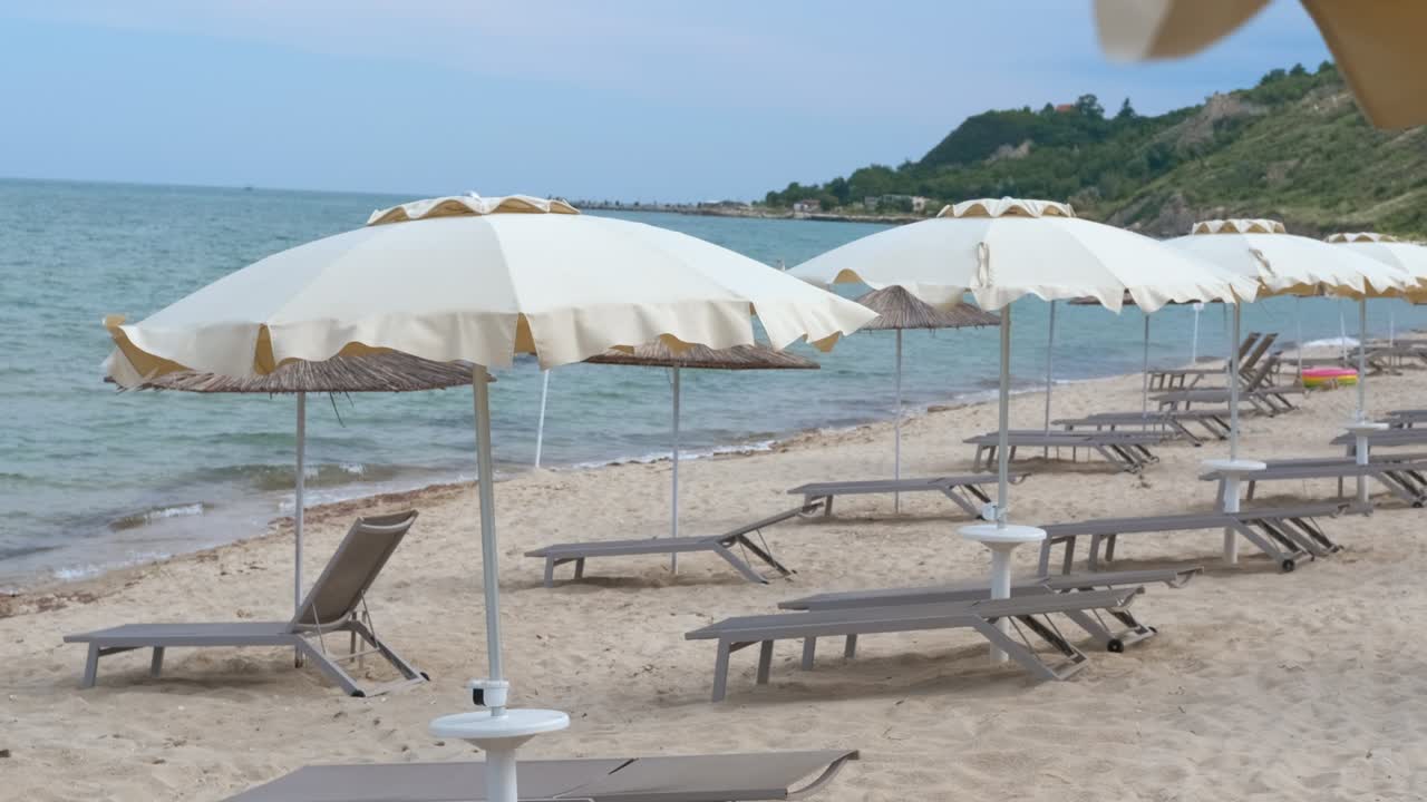 Spiaggia deserta al mattino.