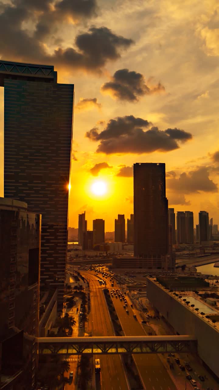 el horizonte de la ciudad de dubái al atardecer