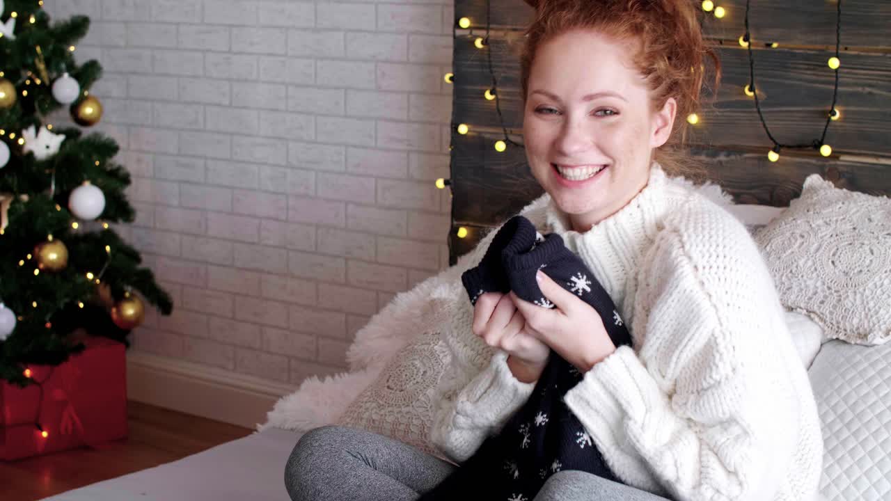 크리스마스 선물을 열고 있는 행복한 소녀의 초상화