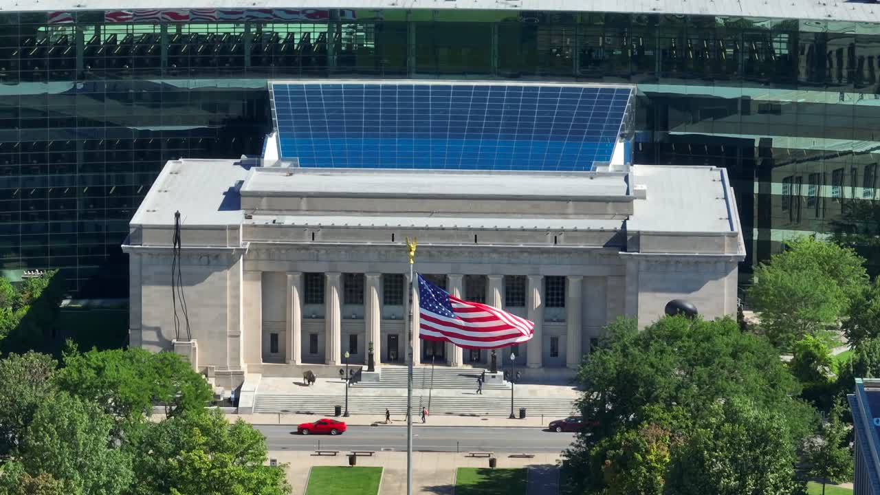 인디애나폴리스 공공 도서관 앞에서 미국 발이 흔들리고 있다.