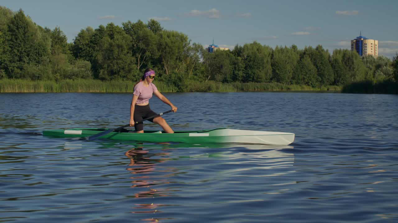 Mujer en kayak en un lago