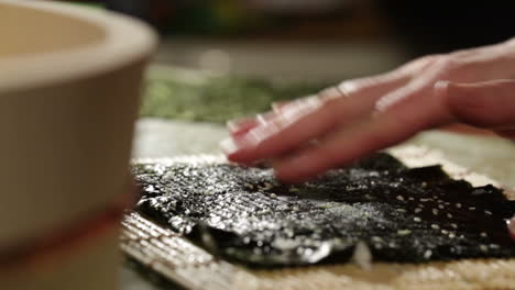 Beim-Kochen-Von-Sushi-Rollen-Wasabi-Auf-Das-Nori-Geben