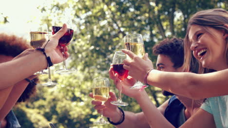 En-Formato-De-Alta-Calidad-Amigos-Felices-En-El-Parque-Almorzando