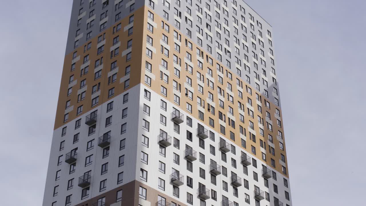 edificio de apartamentos moderno y alto