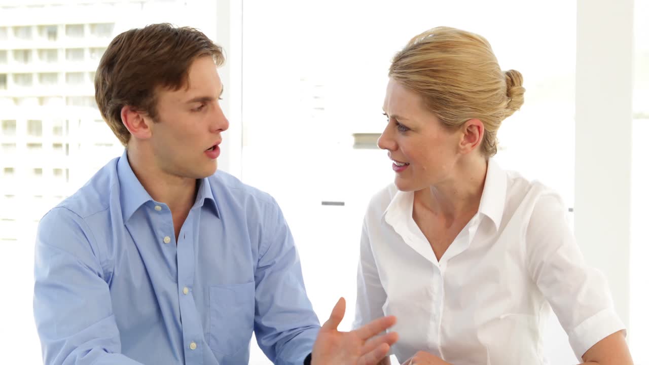 socios comerciales que trabajan con tabletas digitales