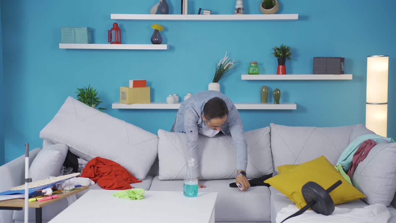 좌석을 수리하는 사람이 청소를 합니다.