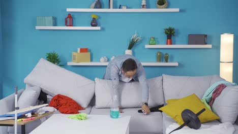 el hombre que arregla los asientos hace la limpieza.