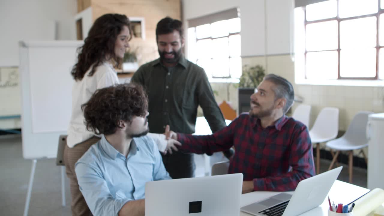 hermosa mujer joven caminando hacia sus colegas y estrechando la mano