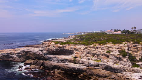 el ascensor aéreo diagonal revela las propiedades de hermanus en la costa pintoresca.