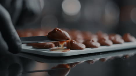 preparación de trufas de chocolate