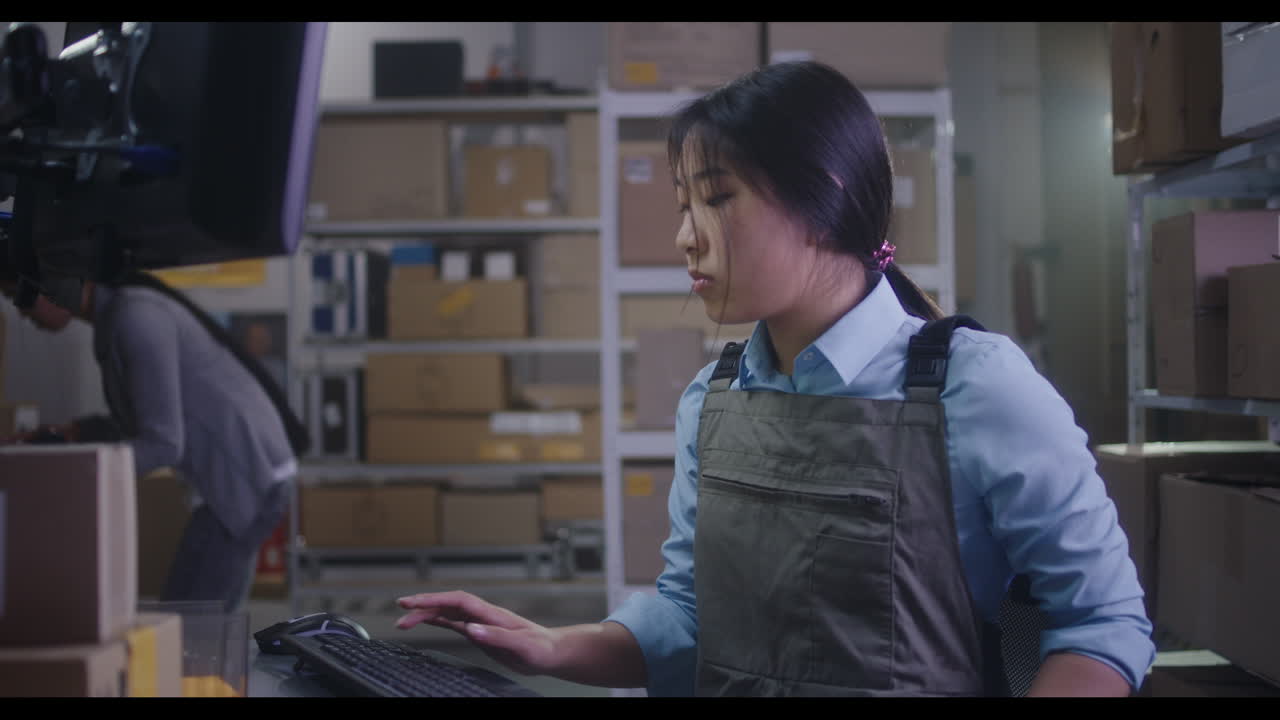 mujer trabajando en un almacén