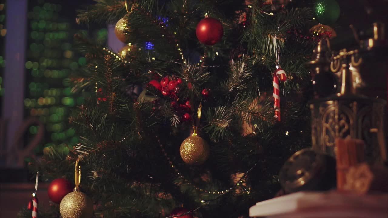 árbol de navidad decorado con adornos
