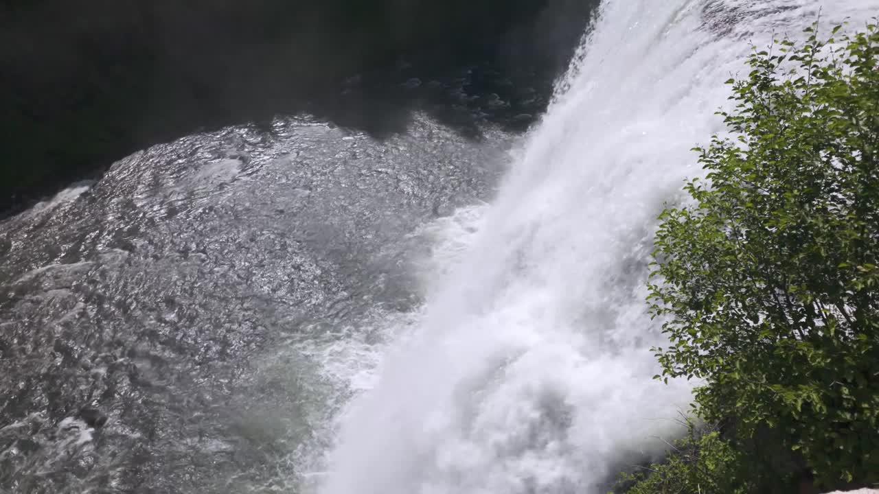 위쪽의 메사 (mesa) 는 꼭대기 근처에서 떨어지고, 물은 10층 아래로 강 바닥으로 떨어집니다.