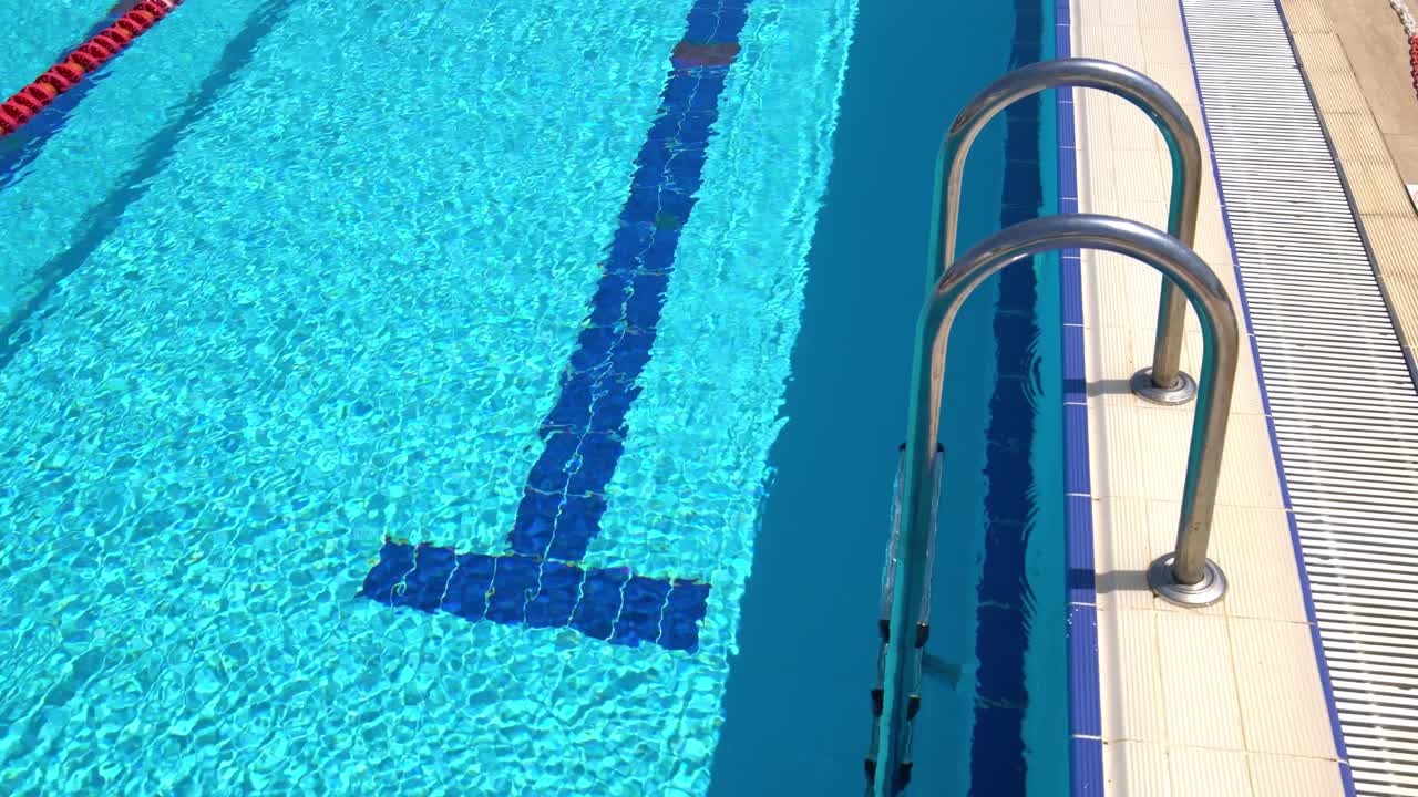 agarrar barras escalera en la piscina