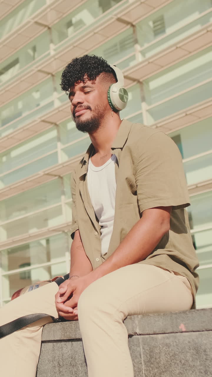 Hombre escuchando música con auriculares