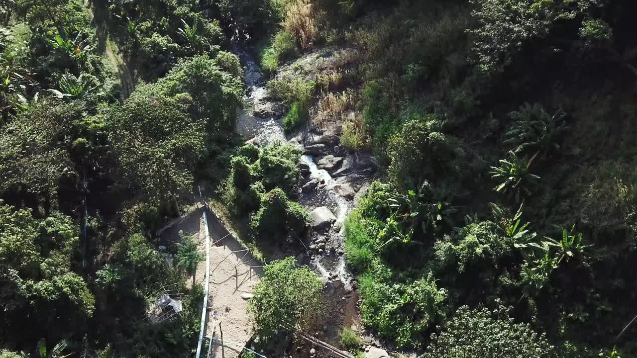 vista aérea de 4k del embalse en el área rural de tailandia en verano