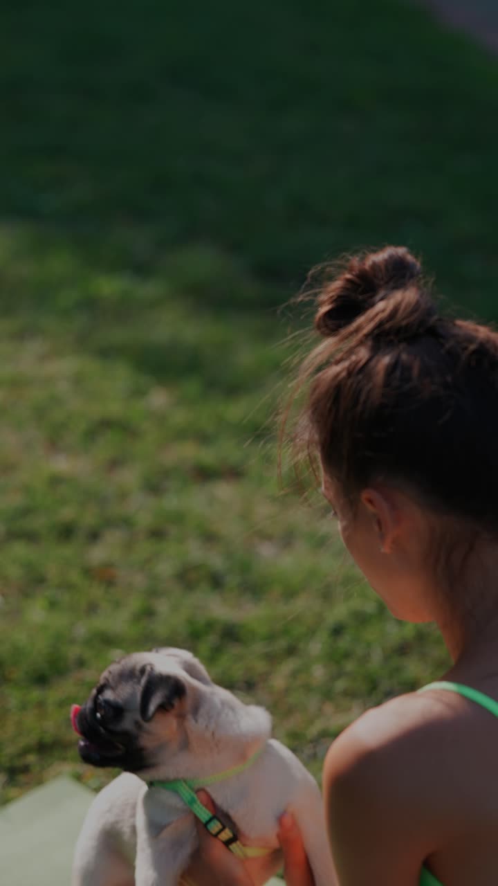 mujer haciendo ejercicio al aire libre con su perro