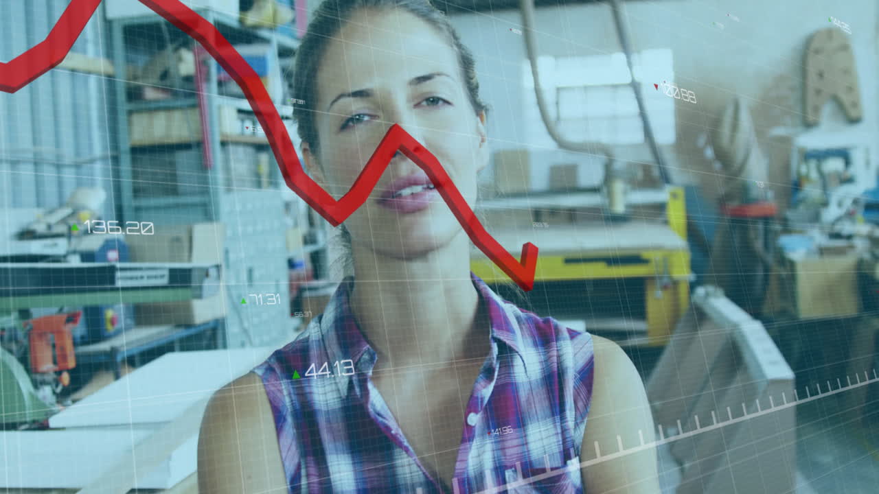 animación de procesamiento de gráficos rojos sobre el retrato de una carpintería caucásica en el taller