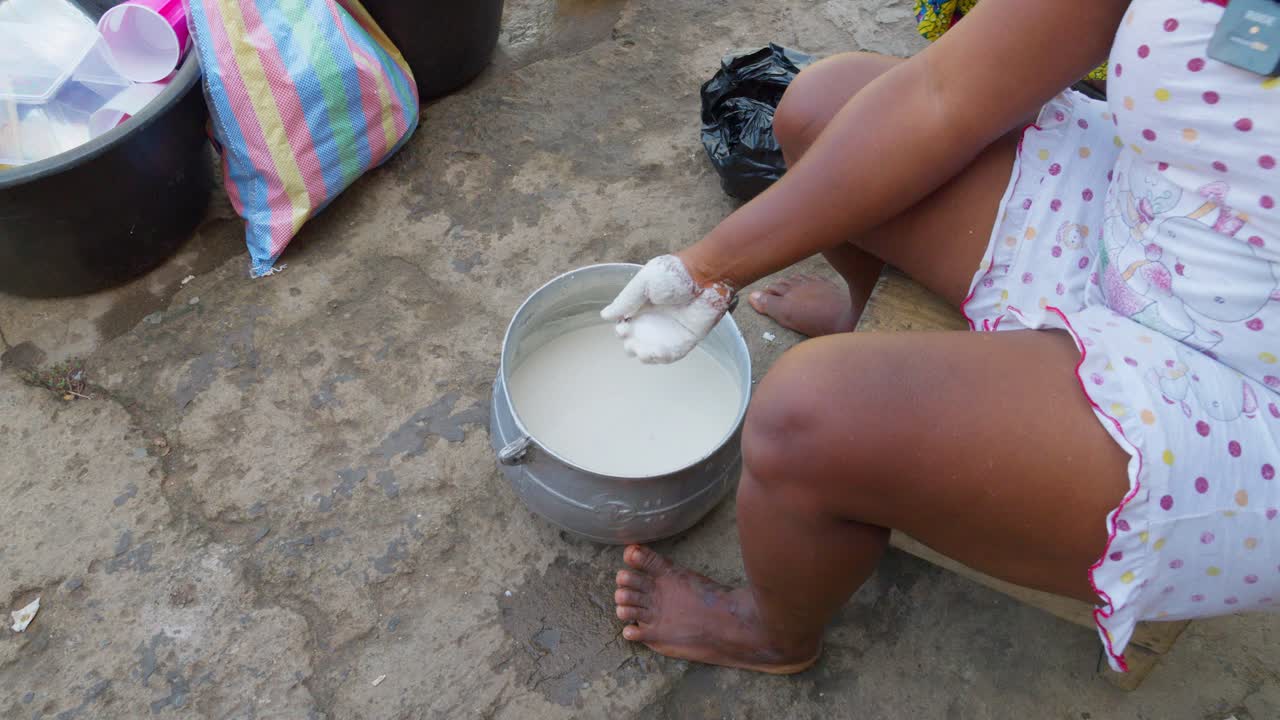 verter levadura y agua para hacer la mezcla para banku, el plato nacional de ghana
