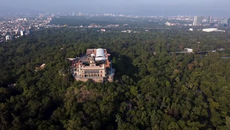 vista aérea del castillo de chapultepec en la ciudad de méxico