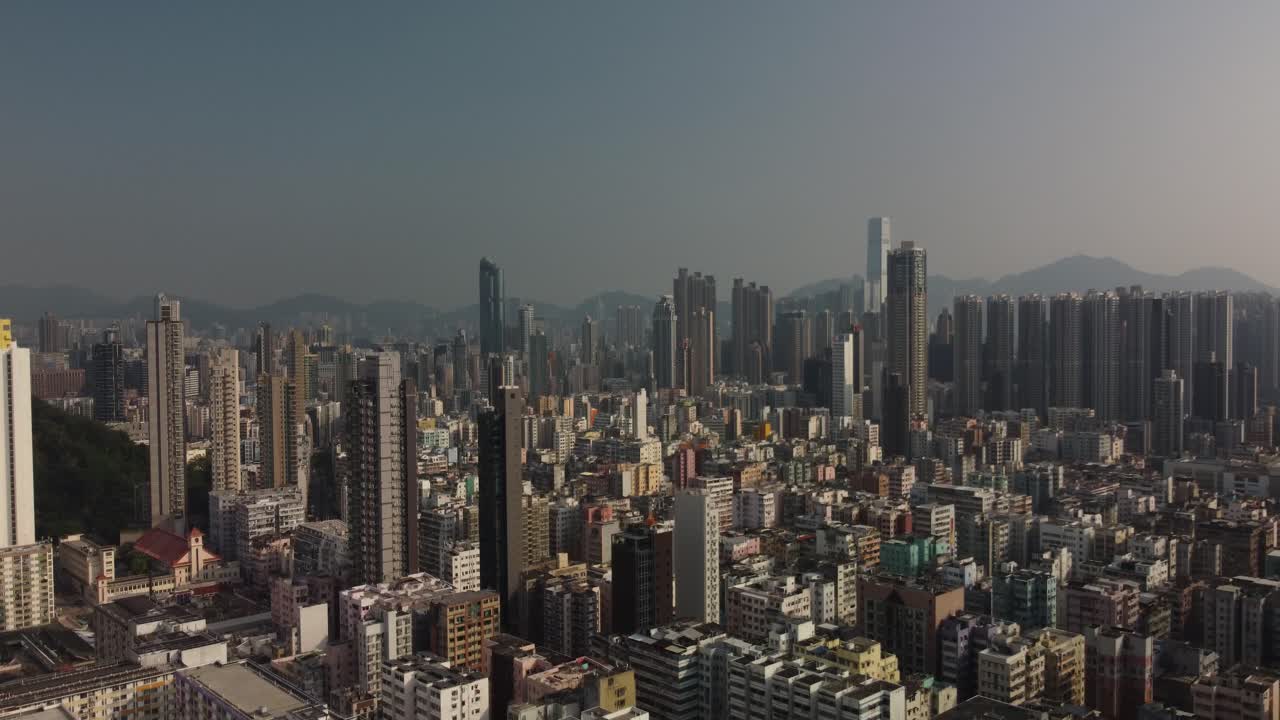 un vuelo de drones temprano en la tarde con una panorámica hacia abajo sobre kowloon, hong kong, china