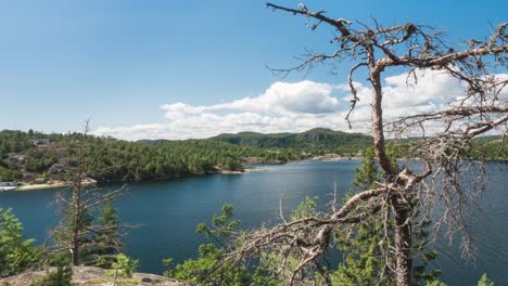 Zeitraffer:-Blick-Auf-Den-Blauen-Norwegischen-Hochlandsee,-Boote-Auf-Dem-Wasser