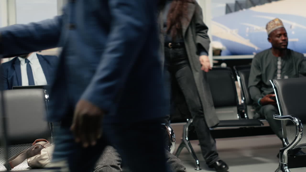 Warten auf den Flughafen-Check-in, Flugticket und junge Frau in der Lounge