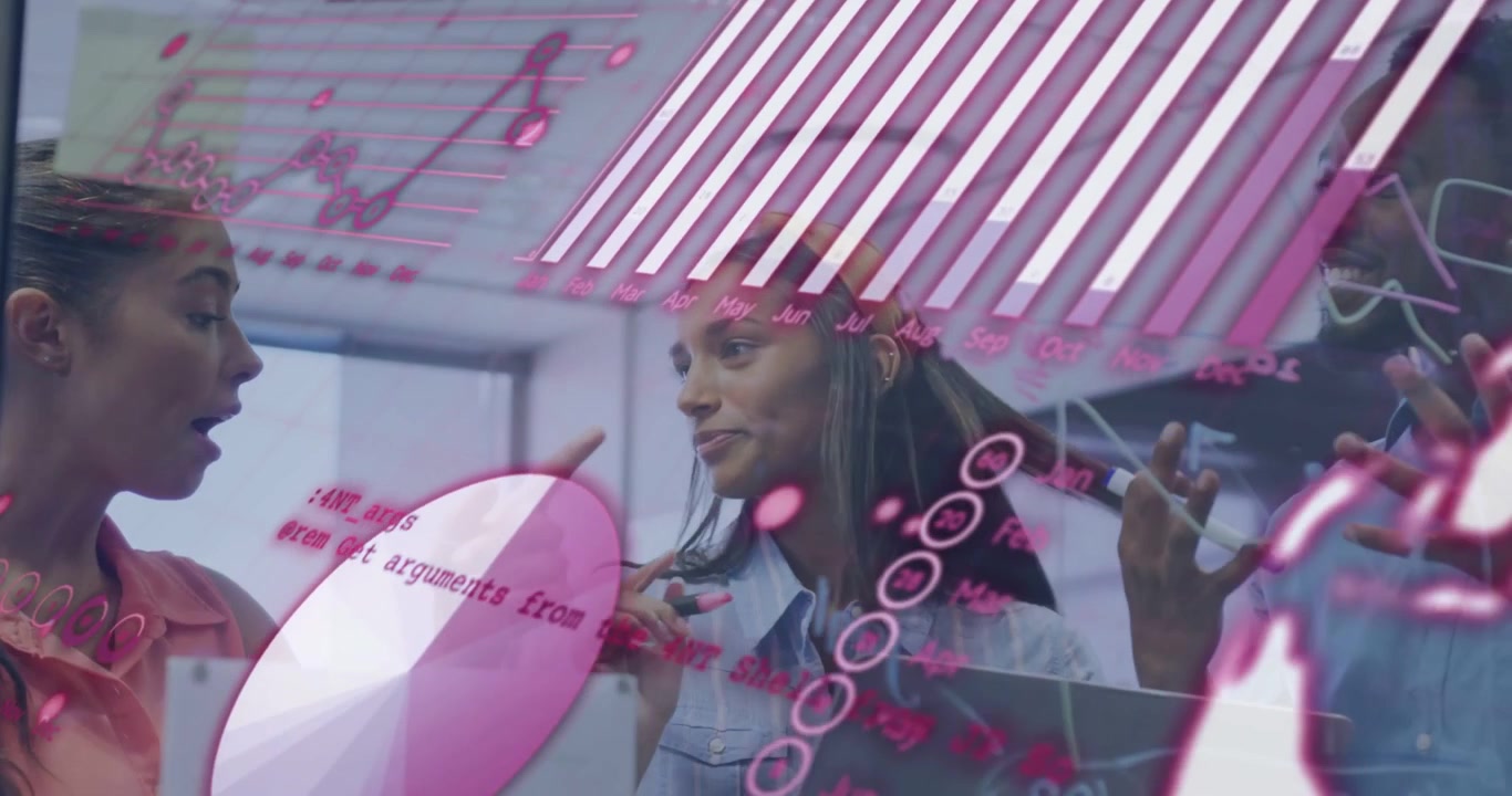 Vidéo verticale : Après avoir saisi un marqueur, une femme en jean, leader, dessine sur une vitre dans un bureau avec des graphiques roses.