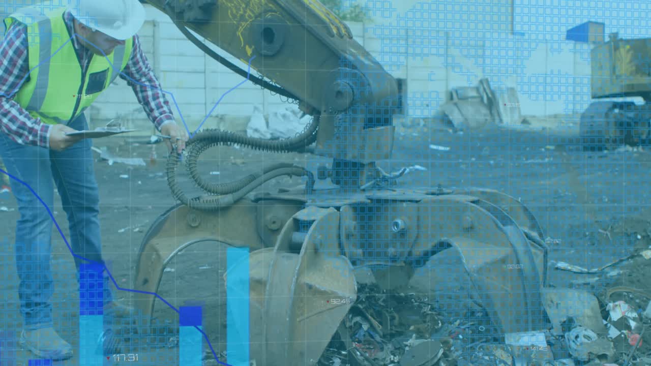 animación de datos financieros y gráficos sobre trabajador masculino caucásico y máquinas en el depósito de chatarra